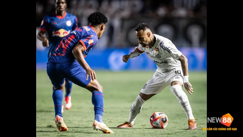 Cầu thủ Bragantino với bóng trước cầu thủ Santos đang phòng ngự kỹ lưỡng Cầu thủ Bragantino với bóng trước cầu thủ Santos đang phòng ngự kỹ lưỡng