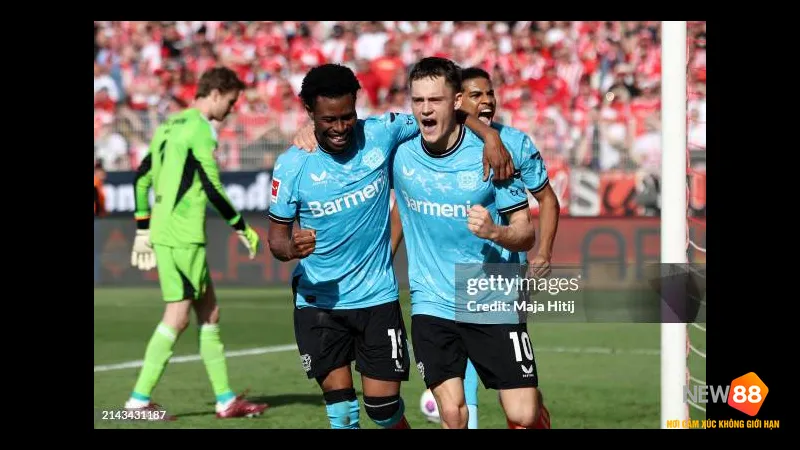 Cầu thủ Bayer Leverkusen băng qua hàng phòng ngự của Union Berlin Cầu thủ Bayer Leverkusen băng qua hàng phòng ngự của Union Berlin