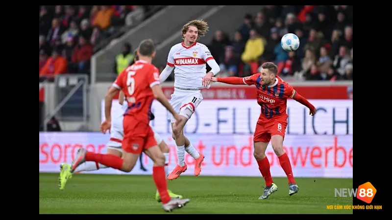 Cầu thủ Stuttgart với sự quyết tâm vượt qua phòng ngự của Heidenheim. Cầu thủ Stuttgart với sự quyết tâm vượt qua phòng ngự của Heidenheim.