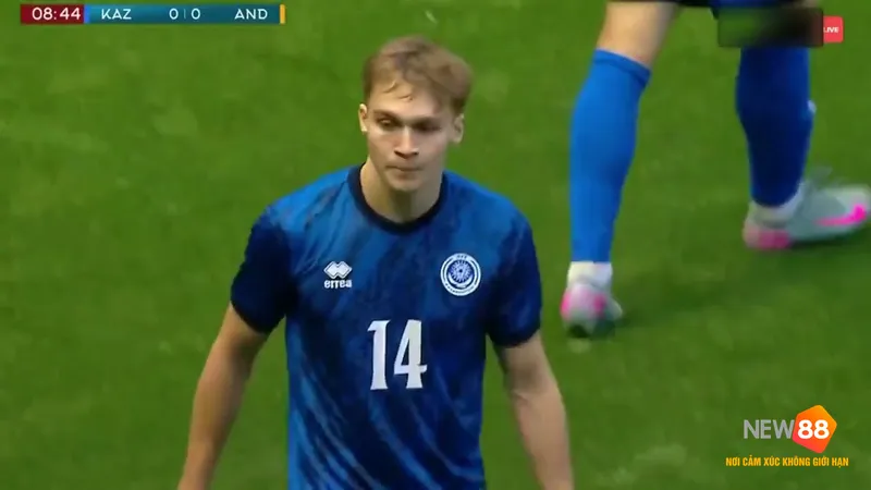 Cầu thủ U21 Andorra chạy nhanh với bóng trước sự áp sát của cầu thủ U21 Kazakhstan Cầu thủ U21 Andorra chạy nhanh với bóng trước sự áp sát của cầu thủ U21 Kazakhstan